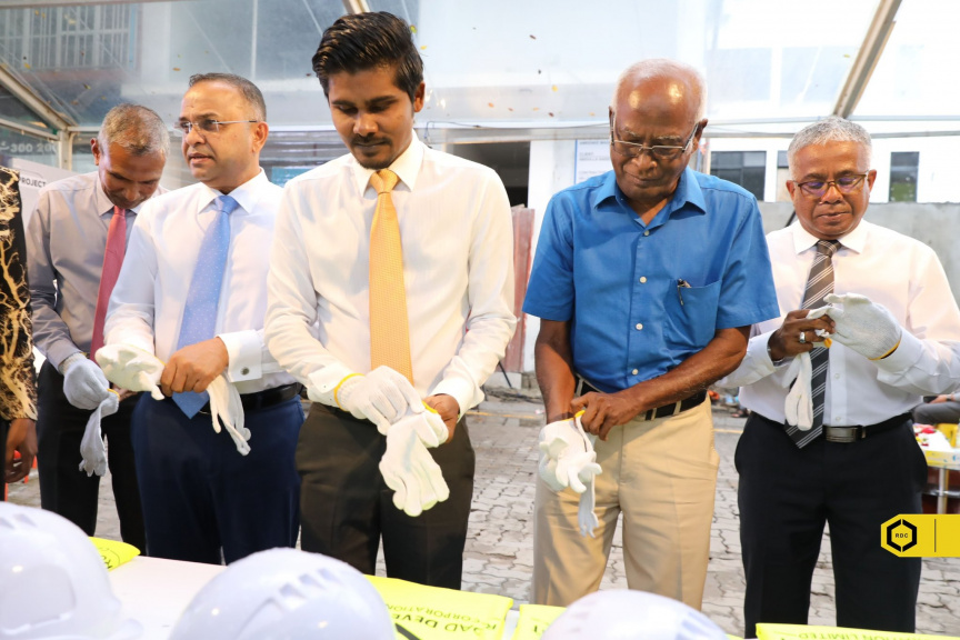 އިއްޔެ ހެދީ, މިއަދު ކޮންނަނީ: ރާއްޖެ ކުރިއަރާނެ މަގެއް ނުފެންނަ ސަބަބު އަމީނީ މަގުން!