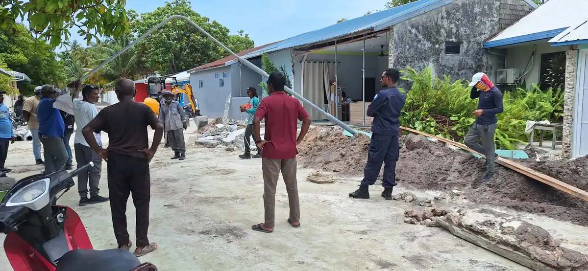 އާރްޑީސީ އިން މަގުކޮނުމުގެ މަސައްކަތް ކުރަމުން ދަނިކޮށް، ކައިރީގައި ހުރި އިމާރާތެއްގެ ފާރު ވެއްޓުން
