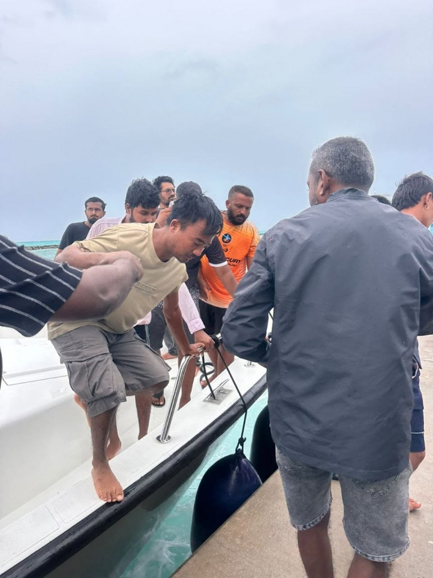 ލޭންޑިން ކްރާފްޓެއް އަޑިއަށް ދިޔުން: ގެއްލުނު 2 މީހުން އަދިވެސް ނުފެނޭ، ސަލާމަތްކުރި 8 މީހުން ގާފަރުގައި