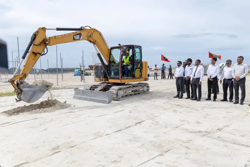 މިދިޔަ އަހަރު ފަށާނެ ކަމަށް ރައީސް މުއިއްޒު ވިދާޅުވެފައިވާ އުކުޅަހުގެ 50 ހައުސިން ޔުނިޓް ތަރައްގީ ކުރުމުގެ މަޝްރޫއުގެ އަމަލީ މަސައްކަތް ފެށުމުގެ ރަސްމިއްޔާތު ބާއްވައިފި