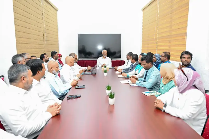 އުކުޅަހުގެ އިސްވެރިންނާ ރައީސް މުއިއްޒު ބައްދަލު ކުރައްވައިފި