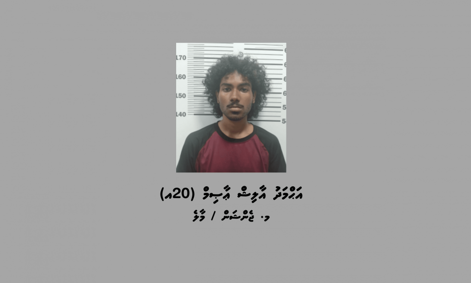 ބާރު ސްޕީޑްގައި ސައިކަލު ދުއްވި މީހަކު ހުއްޓުވި އިރު އަތުގައި މަސްތުވާތަކެތި