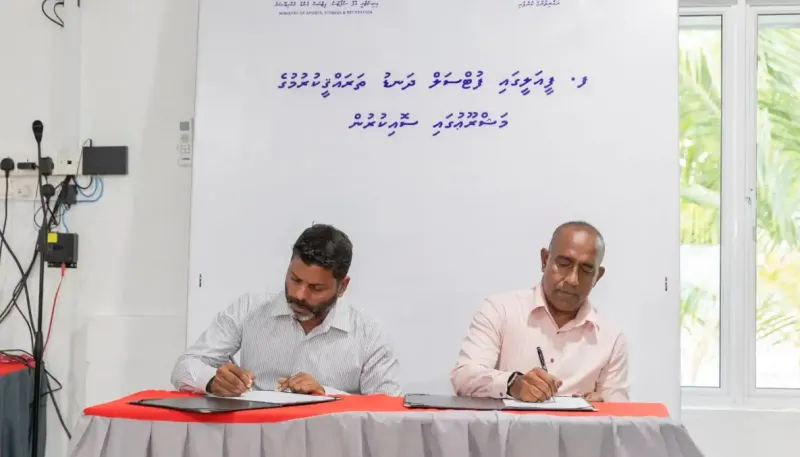 ފ. ފީއަލީގައި އެމްޓީސީސީން ކުރިއަށްގެންދާ ފުޓްސަލް ދަނޑުގެ މަސައްކަތް ކުރަނީ އަތު އުދެއްޔާއި، ފަކީރާ އަދި ބަރޯ ބޭނުންކޮށްގެން!