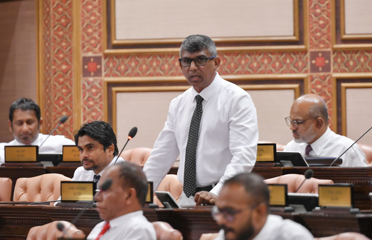 ލާމަރުކަޒީ ގާނޫނަށް ހުށަހެޅި އިސްލާހު އަނބުރާ ގެންދަން ގޮވާލައި ޕެޓިޝަނެއްގައި ސޮއިކުރަނީ