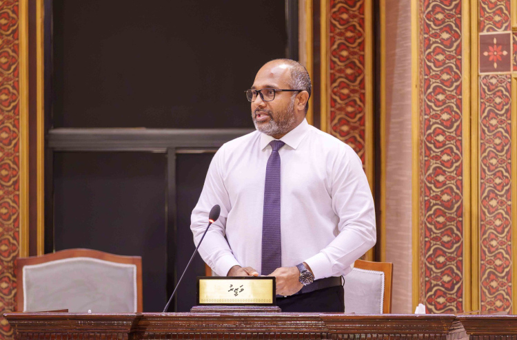 ތިން މިނިސްޓްރީގައި ރޯވީ ބަޔަކު ގަސްދުގައި ހުޅުޖަހައިގެނެއް ނޫން: އިހުސާން