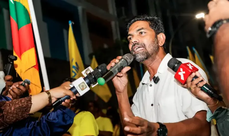 ގާނޫނު އަސާސީ ހޯދަން ކުރި މަސައްކަތުގައި ރައީސް މުއިއްޒުއަކީ 'ގައިން އެންމެ ދާ ފޮދެއް ވެސް އޮހުރުވި' ބޭފުޅެއް ނޫން: ޝިފާޒް