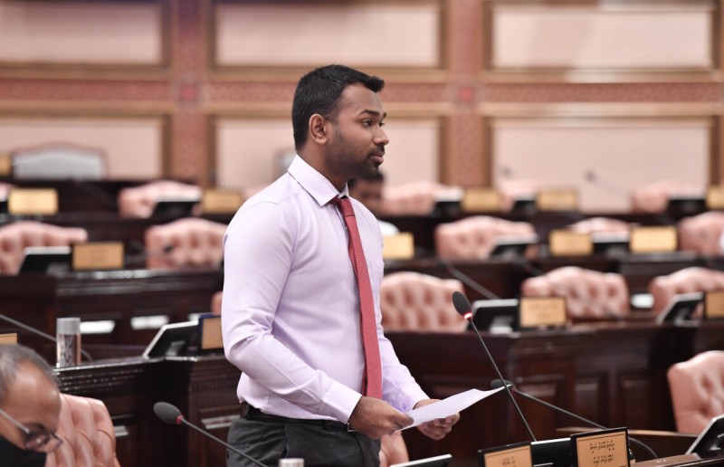 މުއިއްޒުއާއި ޕީއެންސީއަށް ސަނާކިޔާ ޓްވީޓު ކޮށްލާކަމަށްޓަކައި މަހަކު 12،000 ރުފިޔާ މެންބަރުންނަށް އެބަދޭ: މީކާއީލް