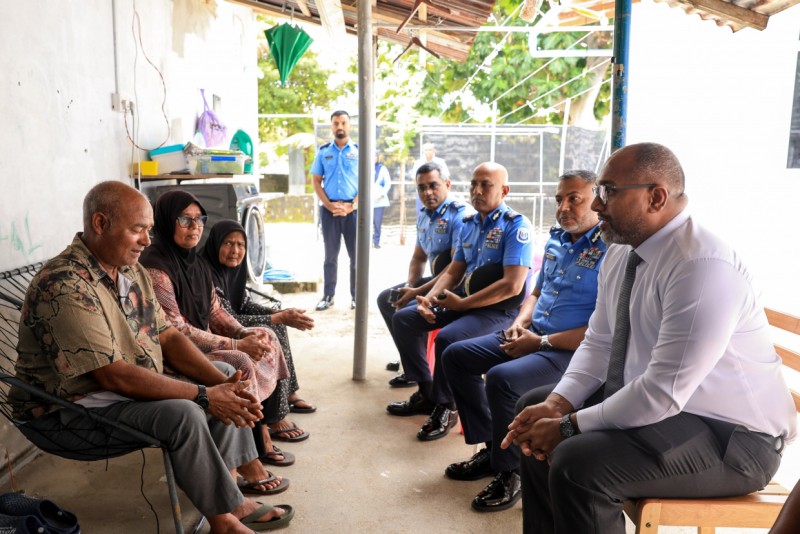 ސަޕްލައި ދޯނި އަޑިއަށް ގޮސް ގެއްލުނު ފުލުސް އޮފިސަރުގެ މައިންބަފައިންނާ މިނިސްޓަރު ބައްދަލުކުރައްވައިފި
