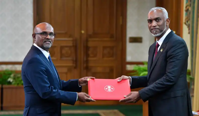 ބޭރު ފައިސާގެ ޤާނޫނަށް އިސްލާހު ގެނައުމާ އެކު، ރައީސް މުއިއްޒުގެ އެޑްވައިޒަރު ޚަލީލް އިސްތިއުފާ ދެއްވައިފި