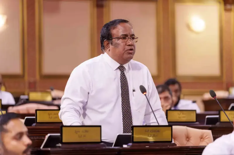 ރާއްޖެއަށް އަންނަ ފަތުރުވެރިން އަތުން ނަގާ ޓެކްސް ބޮޑުކުރުމުގެ ބަދަލުގައި އިތުރަށް ފަތުރުވެރިން ގެނެވޭނެ ގޮތްތައް ހޯދުމަށް މެންބަރު ޣަފޫރު ގޮވާލައްވައިފި