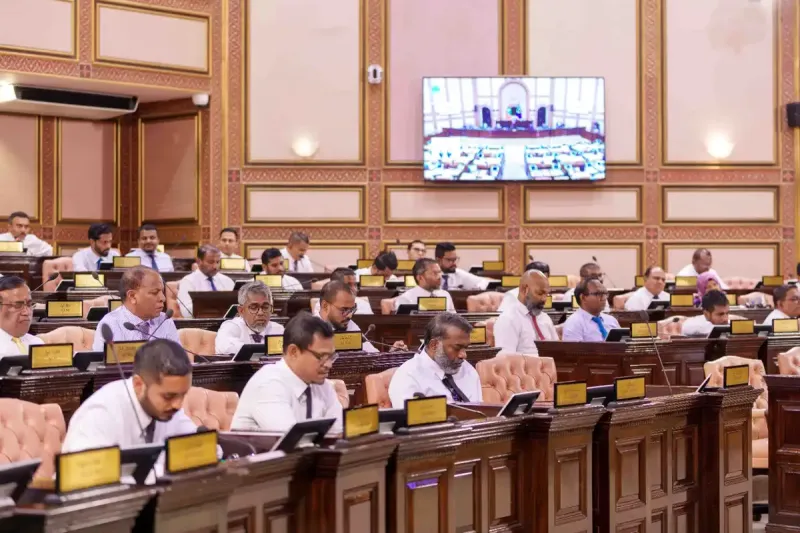 އަންނަ މަހުން ފެށިގެން ޑޮލަރުގެ އަގަކީ 15.42 ނޫން ކަމަށް ނުލިޔެވޭނެ! ކަޅުބާޒާރުގެ އަގު ލިޔުމުން ބައި މިލިއަން ރުފިޔާއާ ހަމައަށް ޖޫރިމަނާކުރަން ފާސްކޮށްފި!