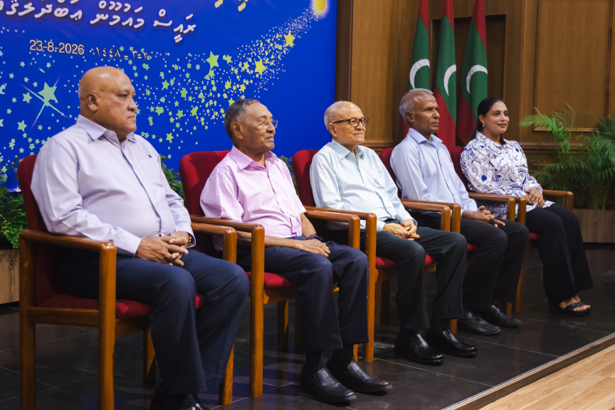 ރާއްޖޭގައި މިހާތަނަށް ނެރުނު އެންމެ ބޮޑު ފޮތް، ޑރ. ޙަމީދުގެ އިނގިރޭސި - ދިވެހި ބަސް ފޮތް ނެރެފި