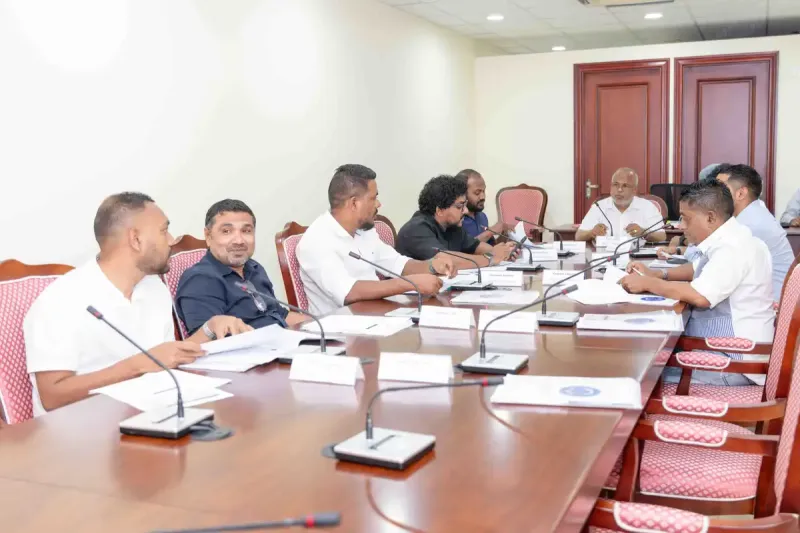 ޕެޓިޝަނަށް ވެސް ރައްޔިތުންގެ ކަންބޮޑުވުމަށް ވެސް ބެލުމެއް ނެތި، ކައުންސިލްތަކުގެ ބިންތައް އަތުލެވޭ ބިލު ކޮމިޓީ އިން ފާސްކޮށްފި