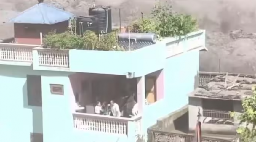 ނޭޕާލްގެ ކާރިސާ: އޮޔާއެކު ހުރިހާ އެއްޗެއް ދިޔައިރު ވެސް، މި ގެ ނުގުޑާ ހުރީ ކީއްވެ؟