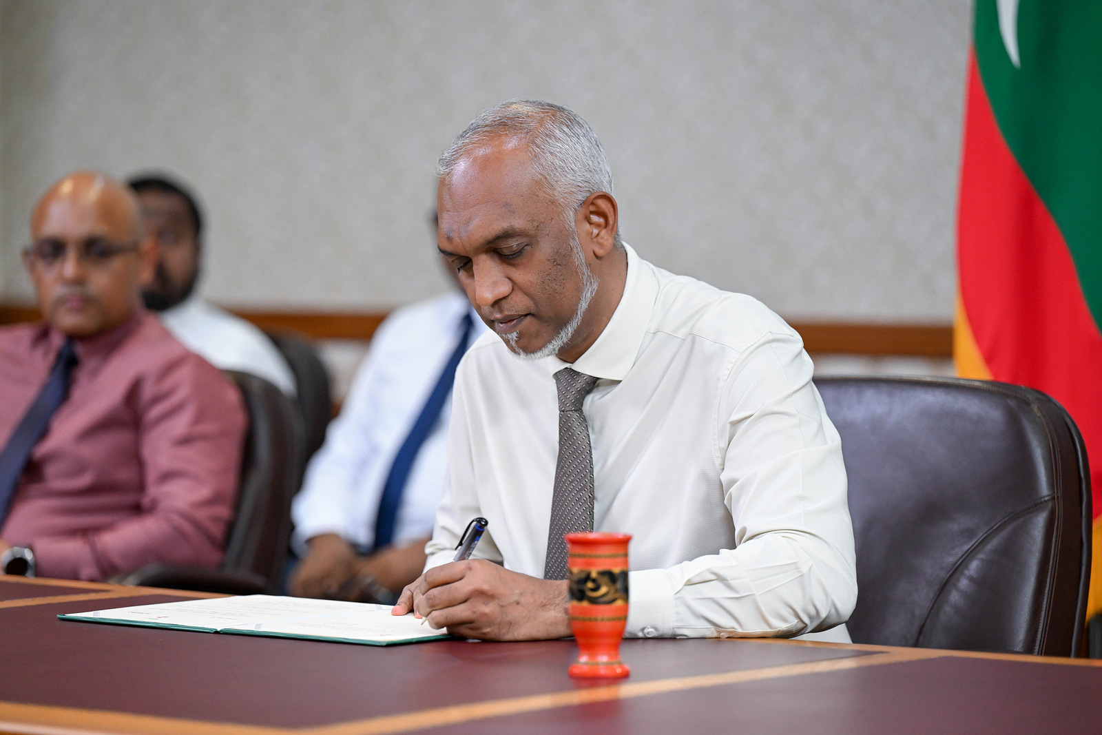 ޑޮލަރަކީ މާ މާތް އެއްޗަކަށް ހަދާކަށް ނުޖެހޭ، ދިވެހި ރުފިޔާގެ ބާރު ގަދަކުރަން ޖެހޭ: ޝިޔާމް