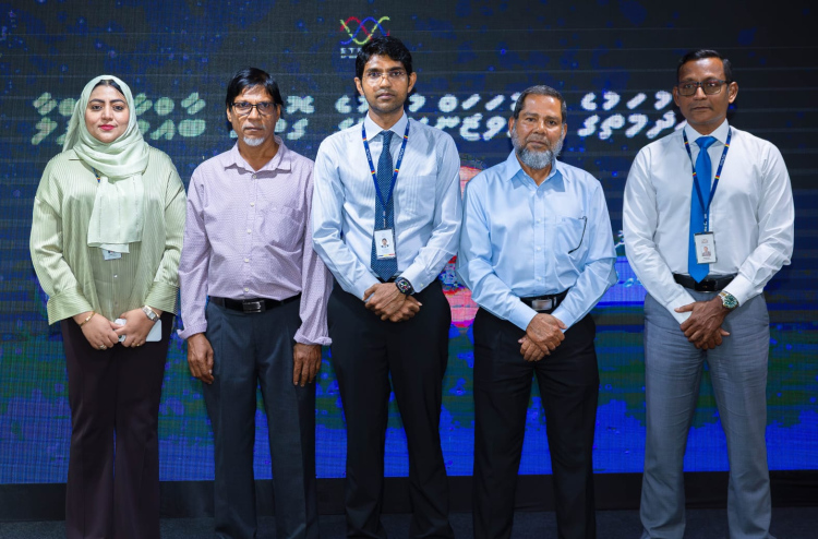 ދުވަސްވީ މުވައްޒަފުން ވަކިވެގެންދަނީ ރަނގަޅު ލެގަސީއެއް ދޫކޮށްފައި: އަޒްވަރު