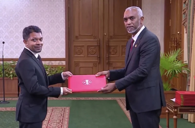 ޗީފް އޮފް ސްޓާފް ފަޔާޒު، ސީނިއާ މިނިސްޓަރު ފެންވަރަށް މަގާމު މަތިކޮށްފި