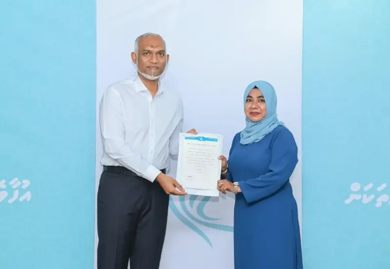 ރައީސް މުއިއްޒު މޭޔަރުކަމަށް ގެންނަން އަމިއްލަ ގޭގައި ކޯލް ސެންޓަރު ހިންގި ފަޒްލާވެސް ވަޒީފާއިން ވަކިކޮށްފި