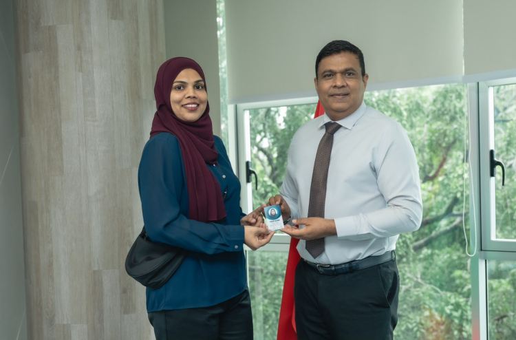 ޓުއަ ގައިޑުގެ ލައިސެންސް ފުރަތަމަ ފަހަރަށް އަންހެނަކަށް