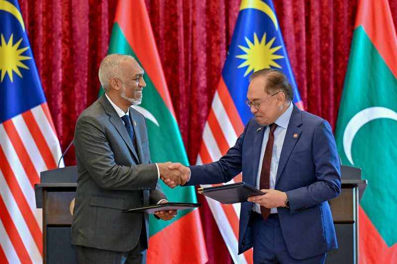 މެލޭޝިއާ ބޮޑުވަޒީރު ރާއްޖެއަށް ކުރައްވާ ދަތުރުފުޅުގައި މުހިންމު ދާއިރާތަކުން ފަހުމުނާމާތަކުގައި ސޮއިކުރައްވަނީ