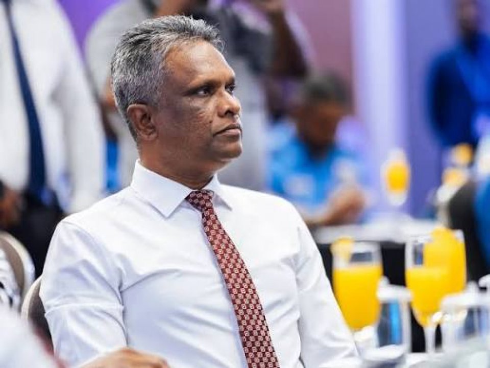 މުއްސަސާތަކަށް ނޭގި ބޮޑު ދެބޯޓު ރާއްޖޭގެ ސަރަހައްދަށް ވަދުމަކީ ބަލައިގަނެވޭނެ ކަމެއް ނޫން: އާޒިމް