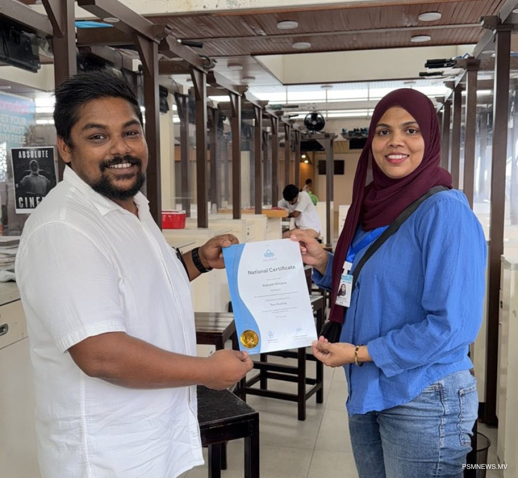 ޝީނާ: ގޮންޖެހުންތަކާއެކު ހިތްވަރުކޮށް، ފުރަތަމަ ލައިސެންސްޑް އަންހެން ޓުއަރ ގައިޑު