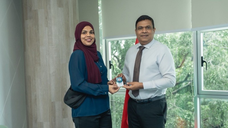 ރާއްޖޭގެ ފަތުރުވެރިކަމުގެ ދާއިރާގައި ފުރަތަމަ އަންހެން ޓުއަ ގައިޑަކަށް ޝީނާ