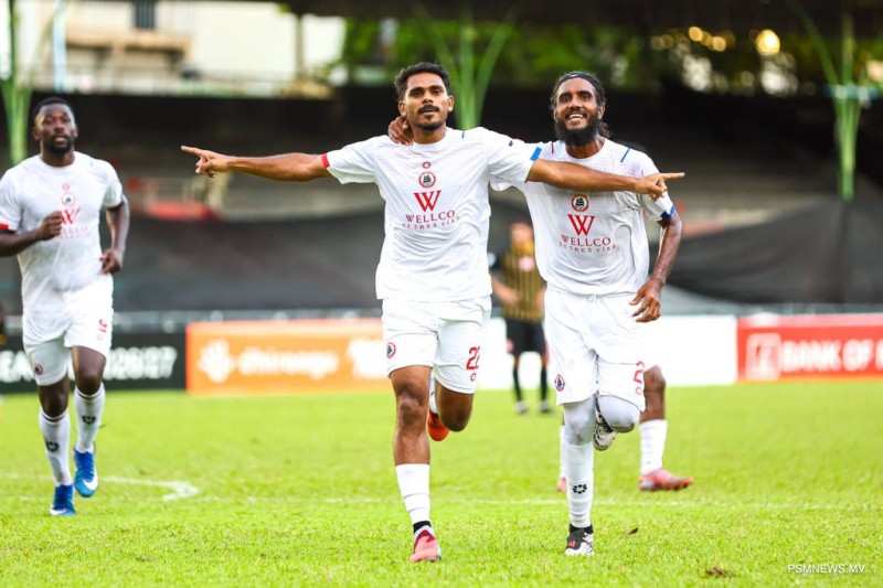 ފަހު ވަގުތު ޖެހި ލަނޑުތަކާއެކު ބުރު އަތުން އޮޑިއަށް މޮޅެއް
