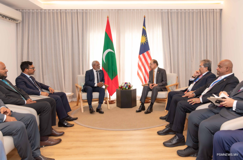 މަޖިލީހުގެ ރައީސް، މެލޭޝިއާގެ ބޮޑުވަޒީރުގެ އަރިހަށް އިޙްތިރާމުގެ ޒިޔާރަތެއް